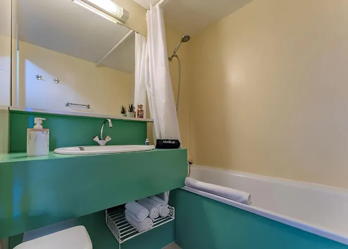 Modern 3br Duplex - Centre, Parking & Panoramic Views *